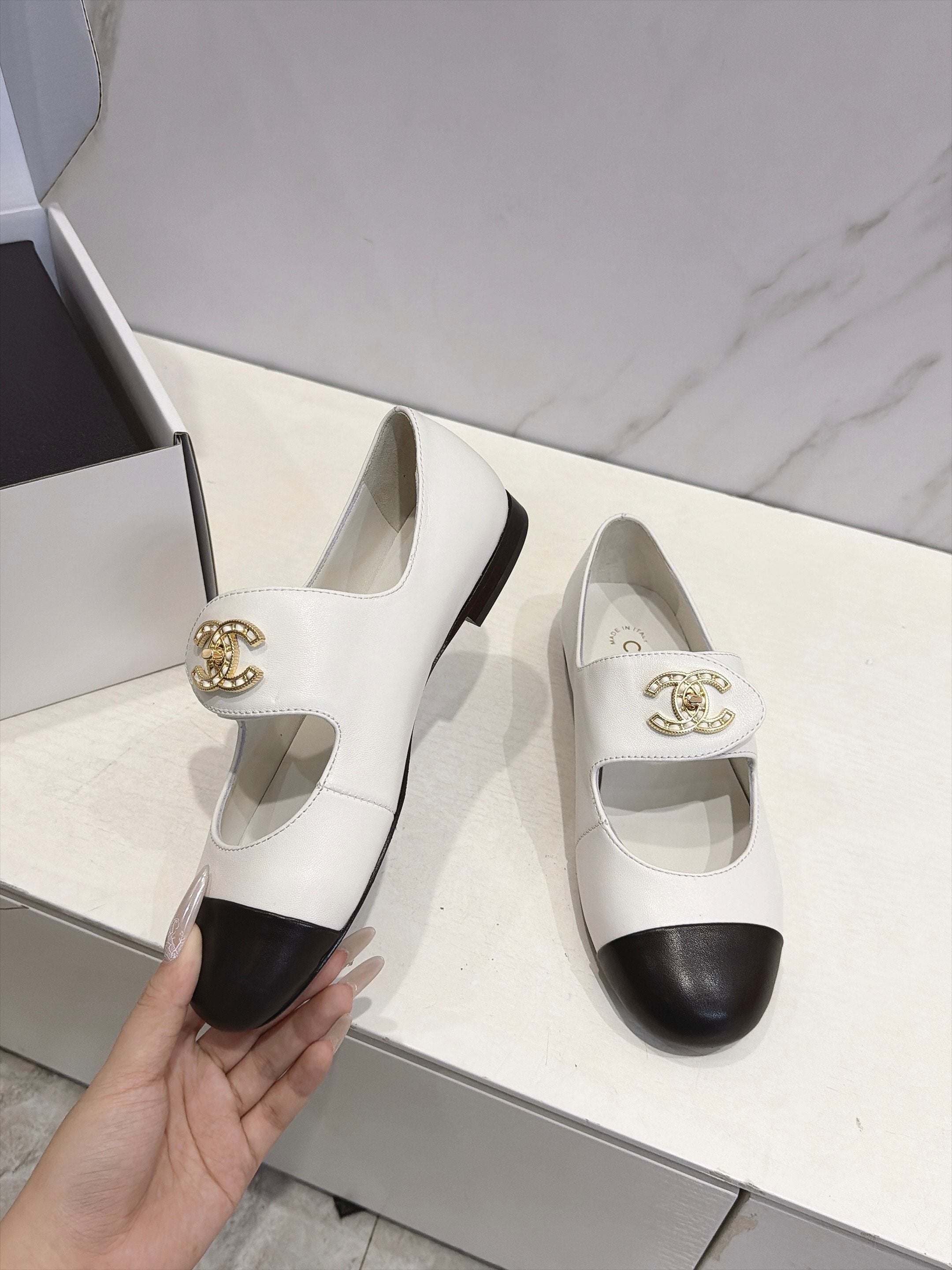 CC 26s Round Toe Mary Jane Shoes White Lambskin 937761