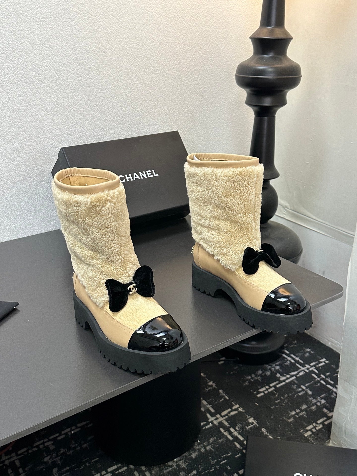 CC Coco Neige 2025/26 Low-cut Boots Beige Shearling Lambskin Patent Leather 529342