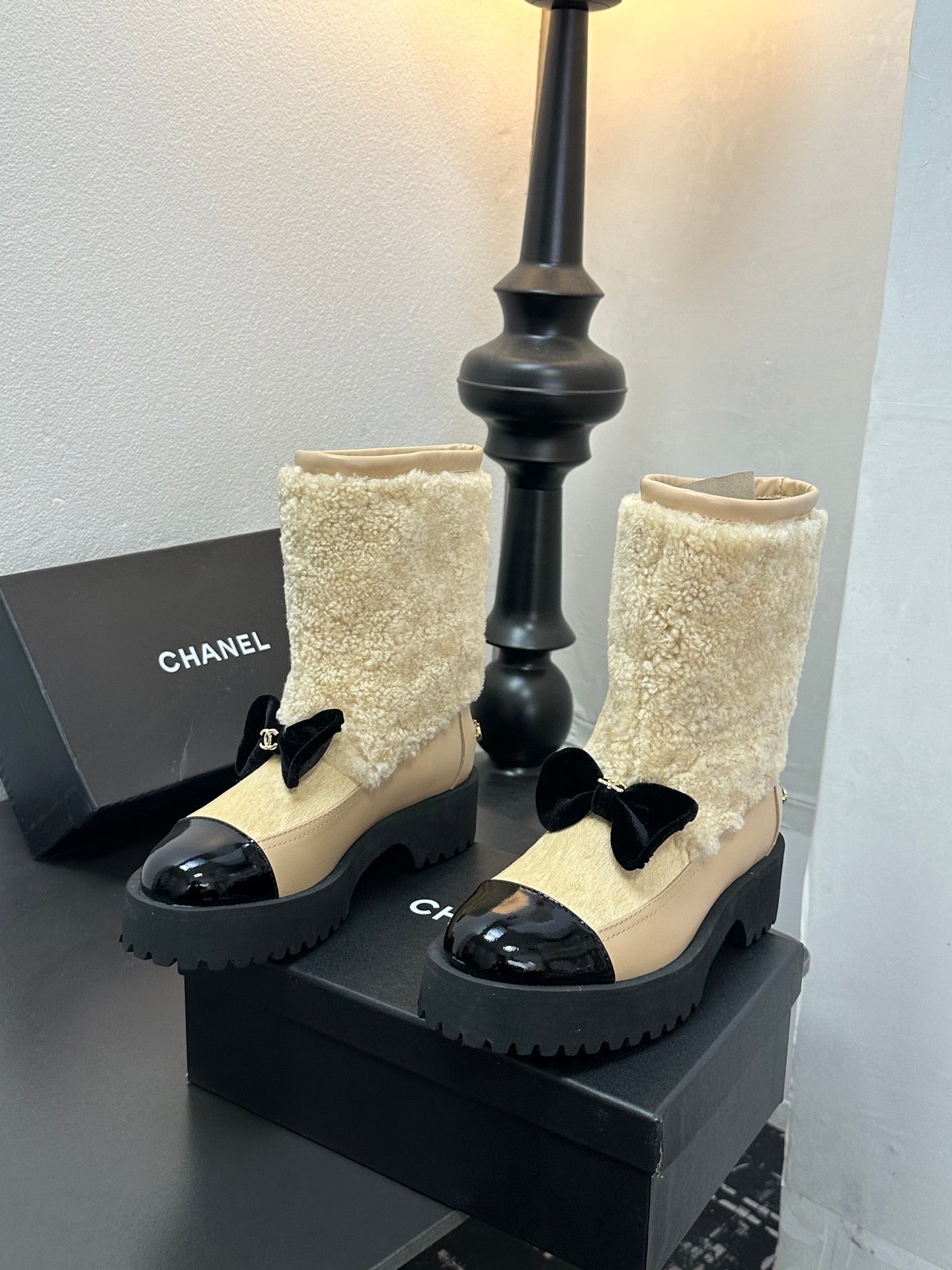 CC Coco Neige 2025/26 Low-cut Boots Beige Shearling Lambskin Patent Leather 529342