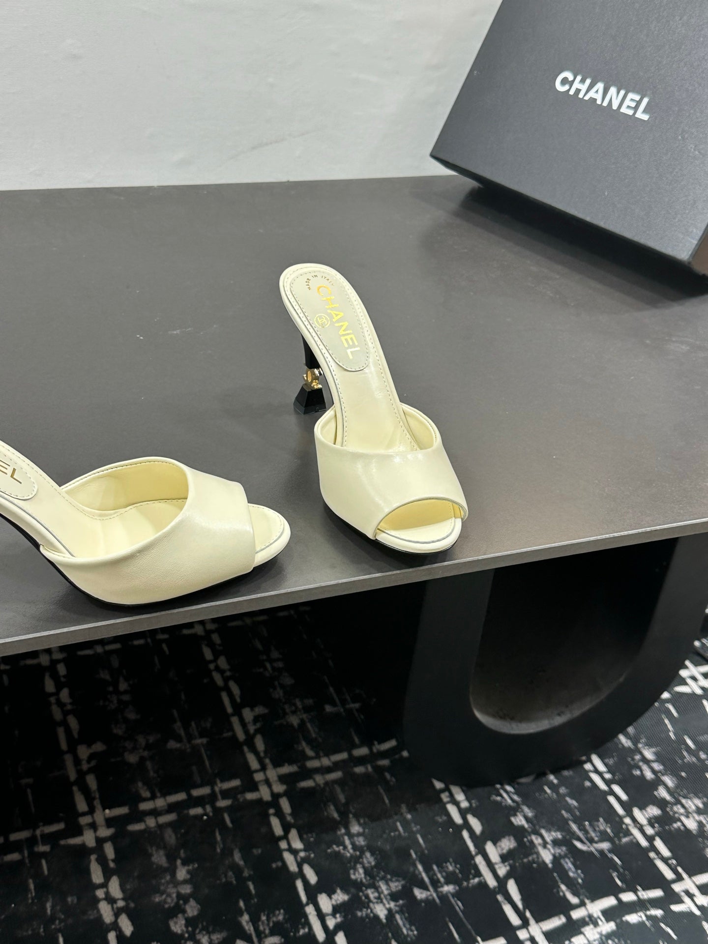 CC 26s Sandal Cream Sheepskin 832565