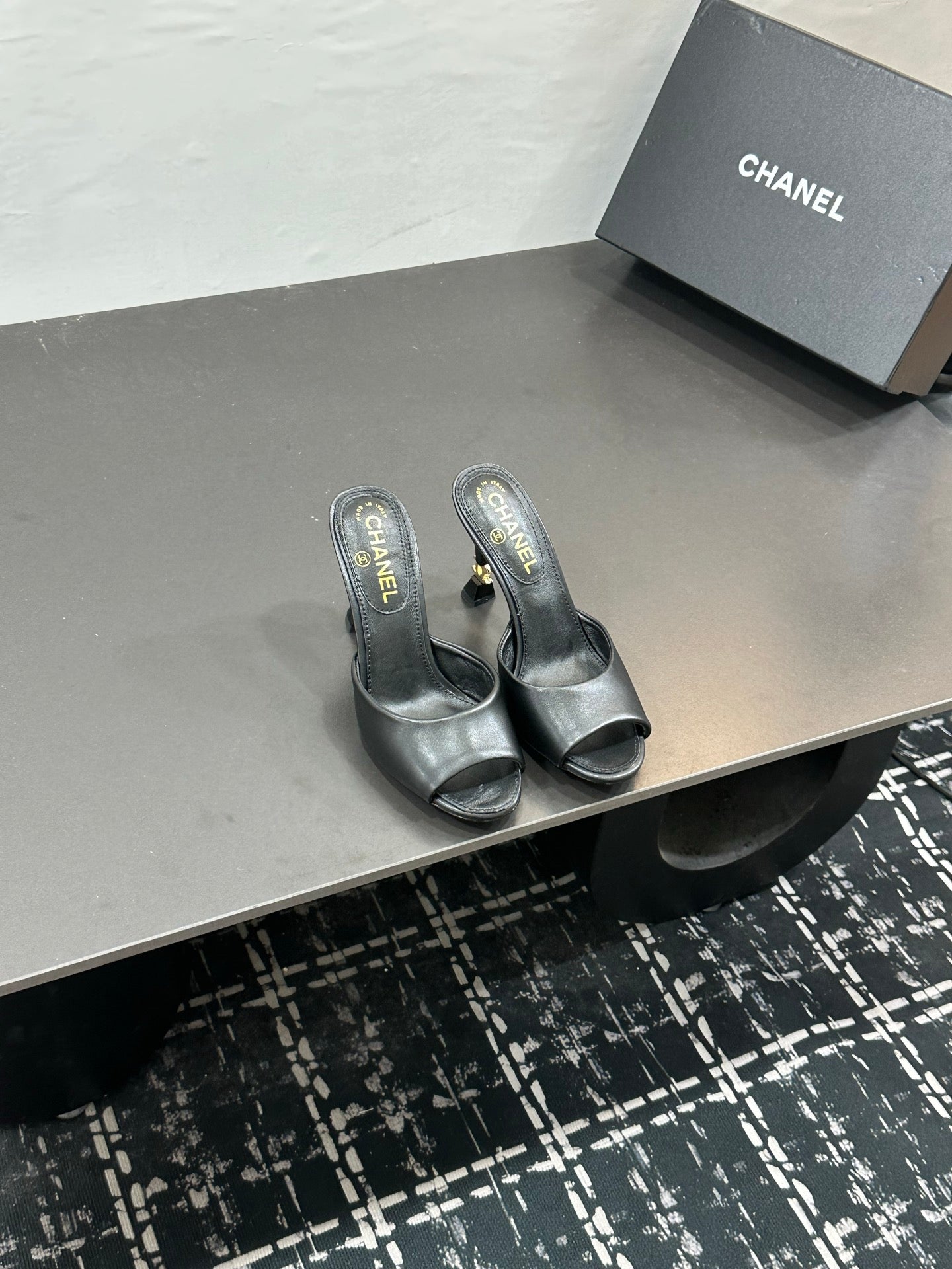 CC 26s Sandal Black Sheepskin 832563
