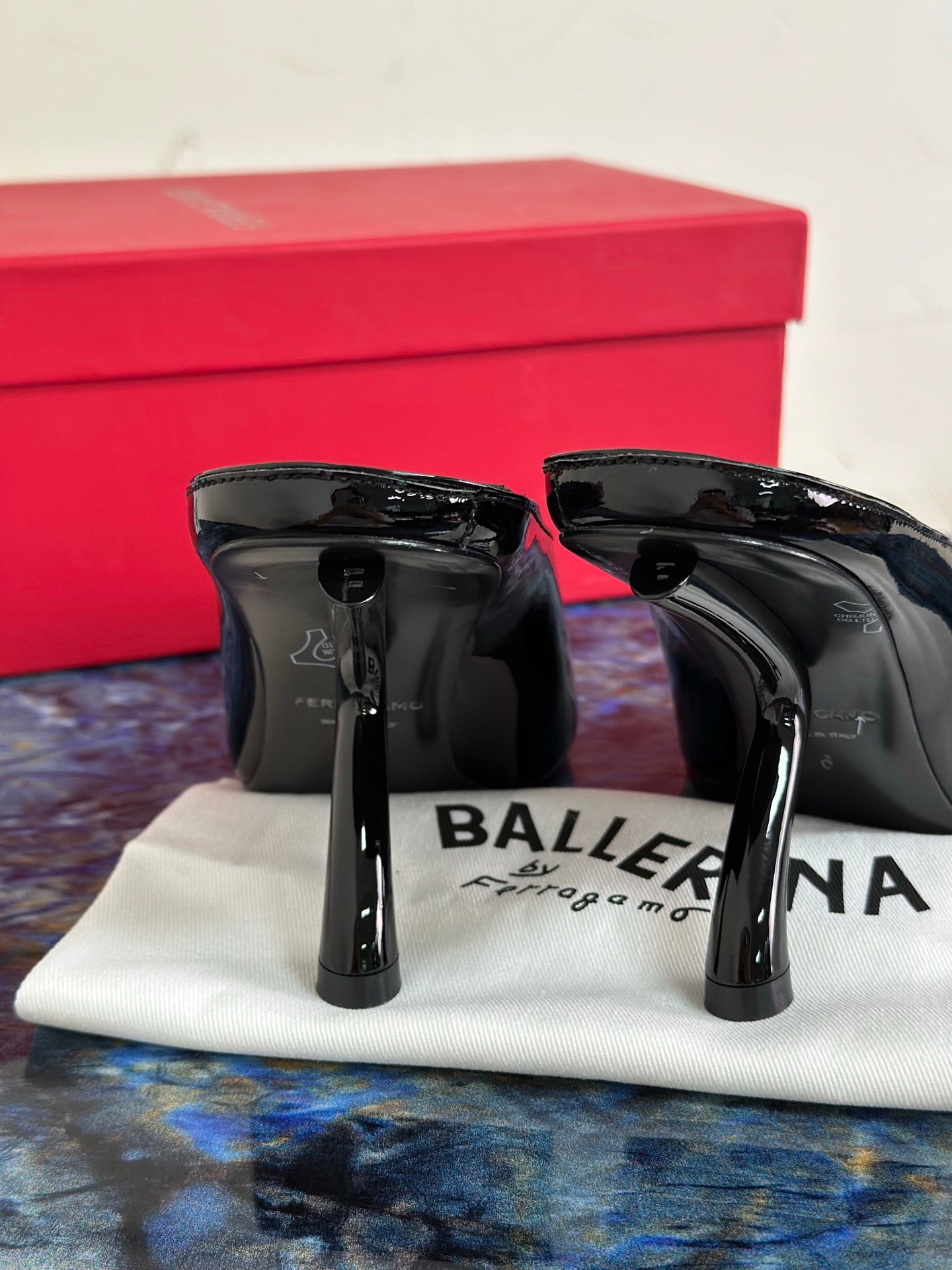 Ferragamo 26s Slippers Black Patent Leather 929099