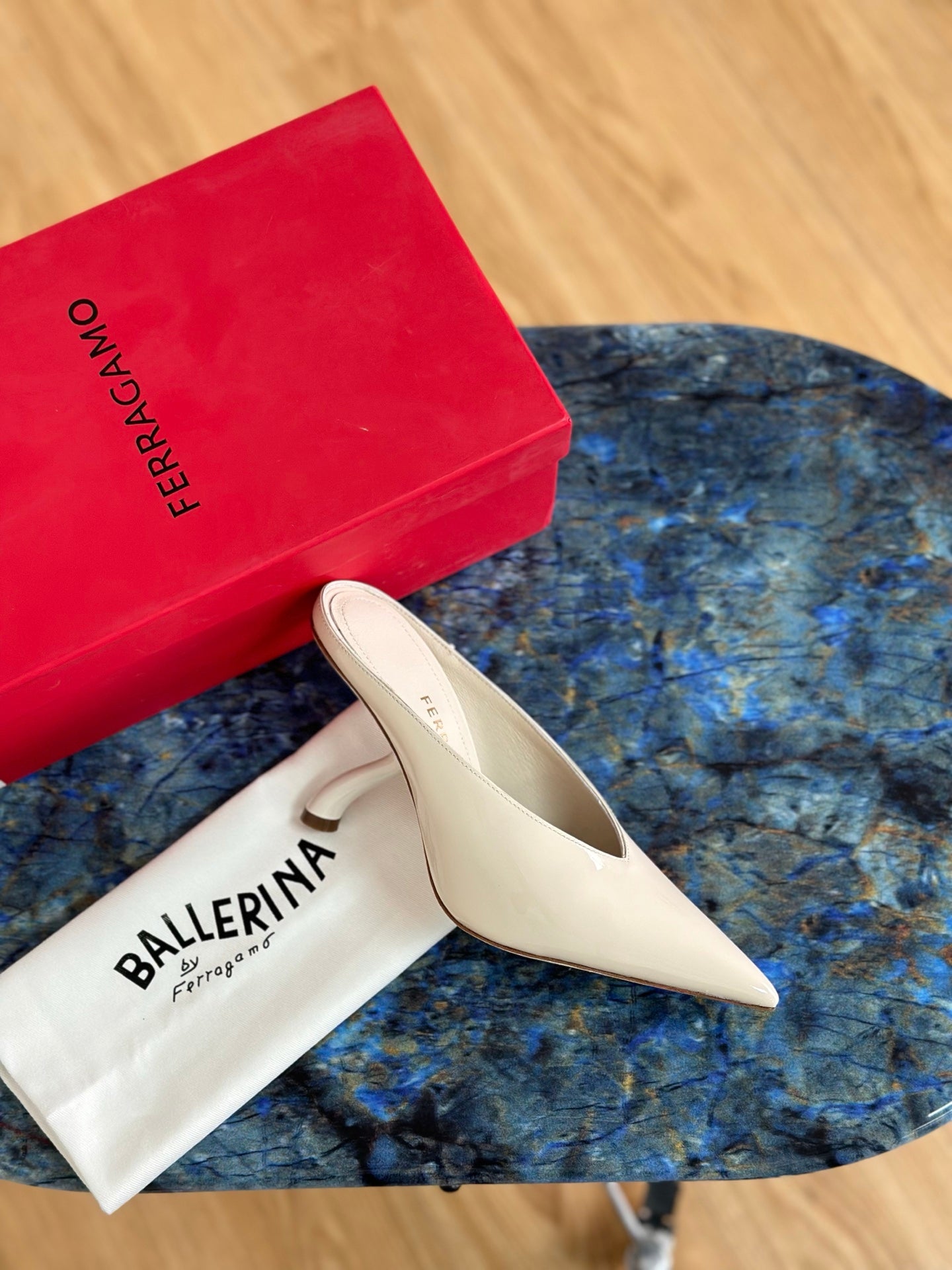 Ferragamo 26s Slippers Cream Patent Leather 929101