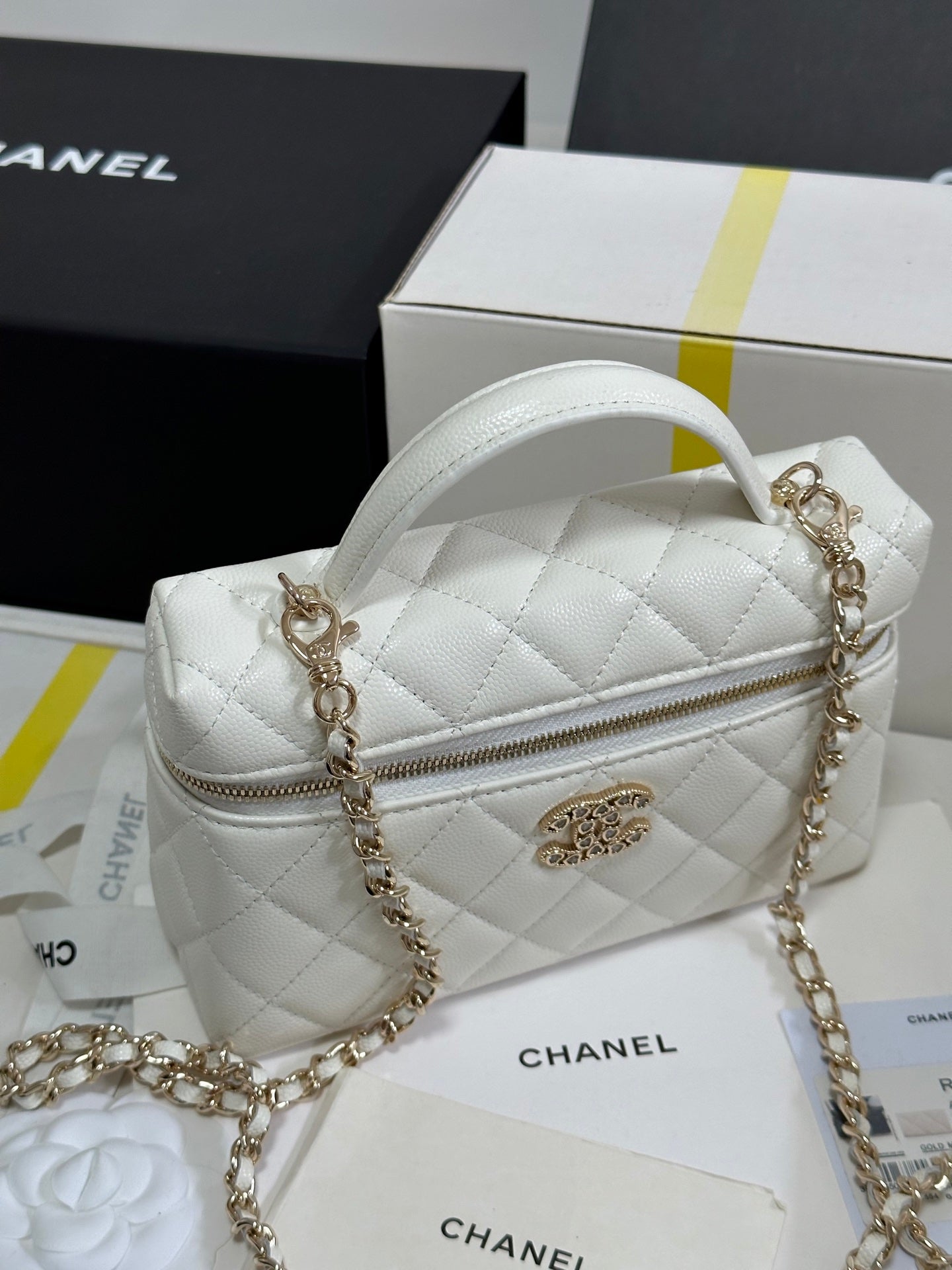 CC 25P Vanity Case 19.5cm White Calfskin Heart Rhinestone 243604