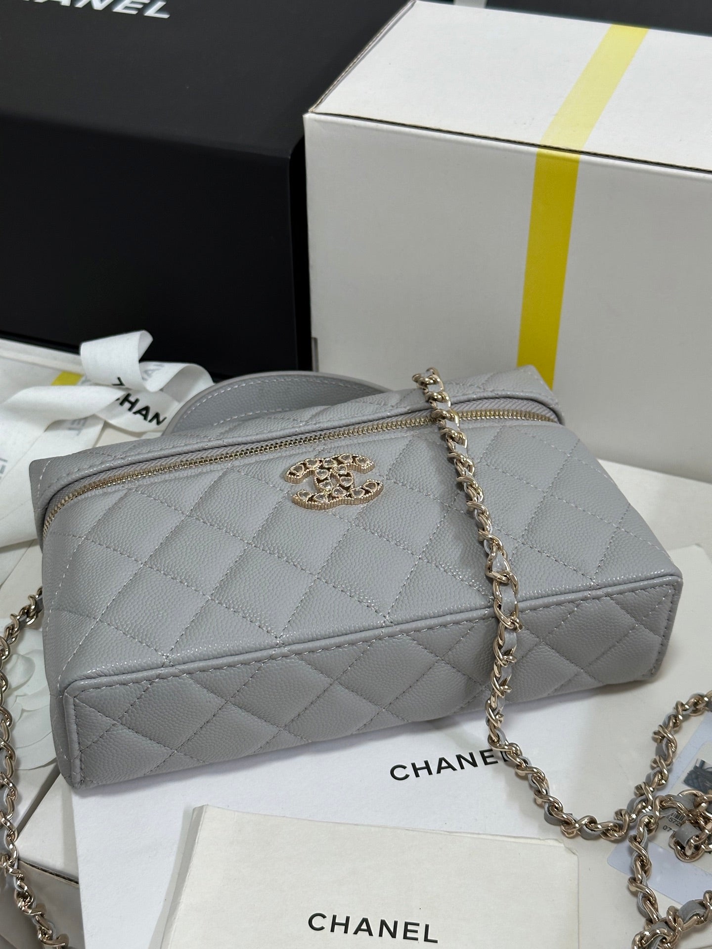 CC 25P Vanity Case 19.5cm Light Gray Calfskin Heart Rhinestone 243610
