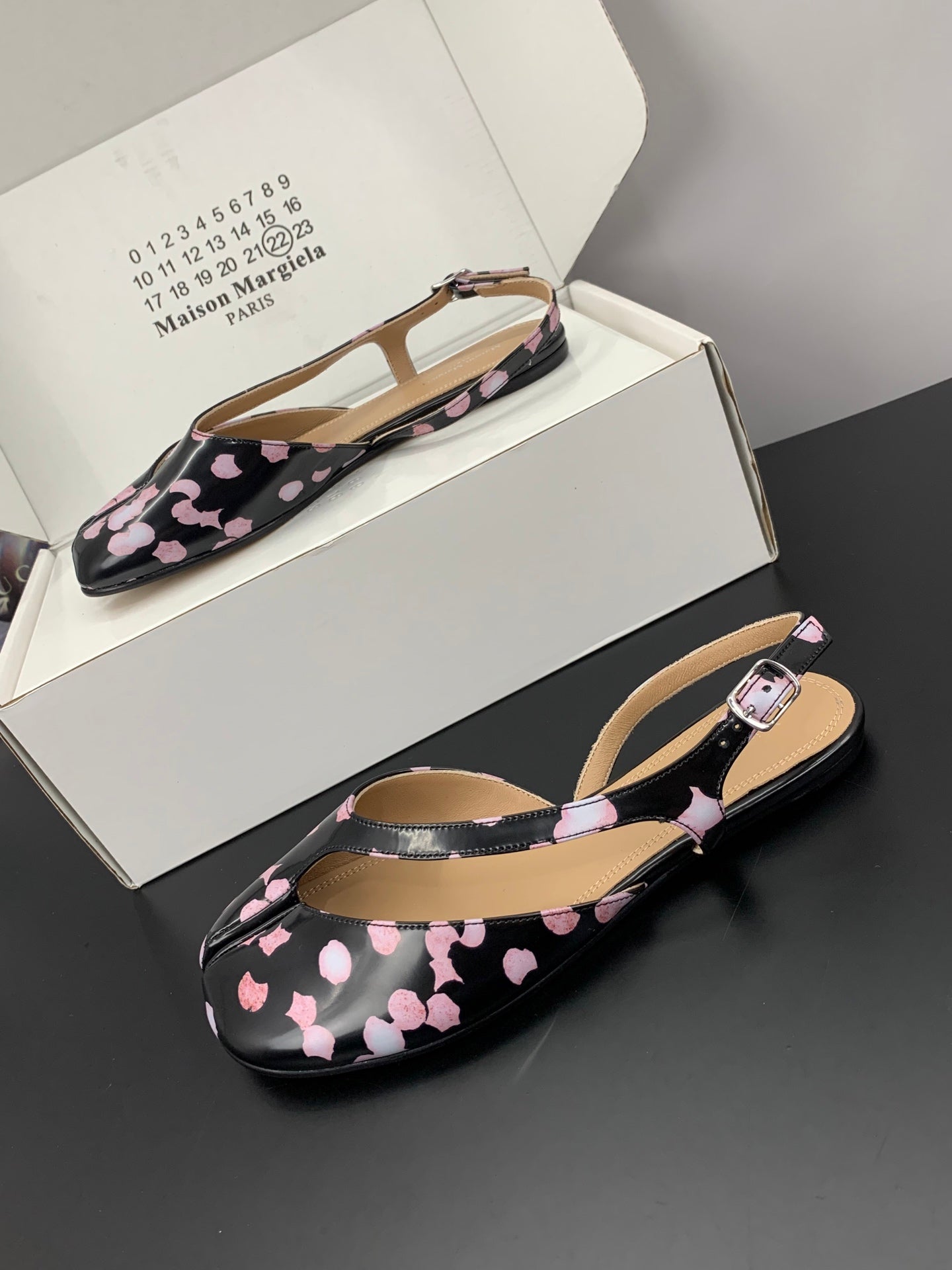 MM6 Tabi Slingback Flats Black Pink Cowhide 895244