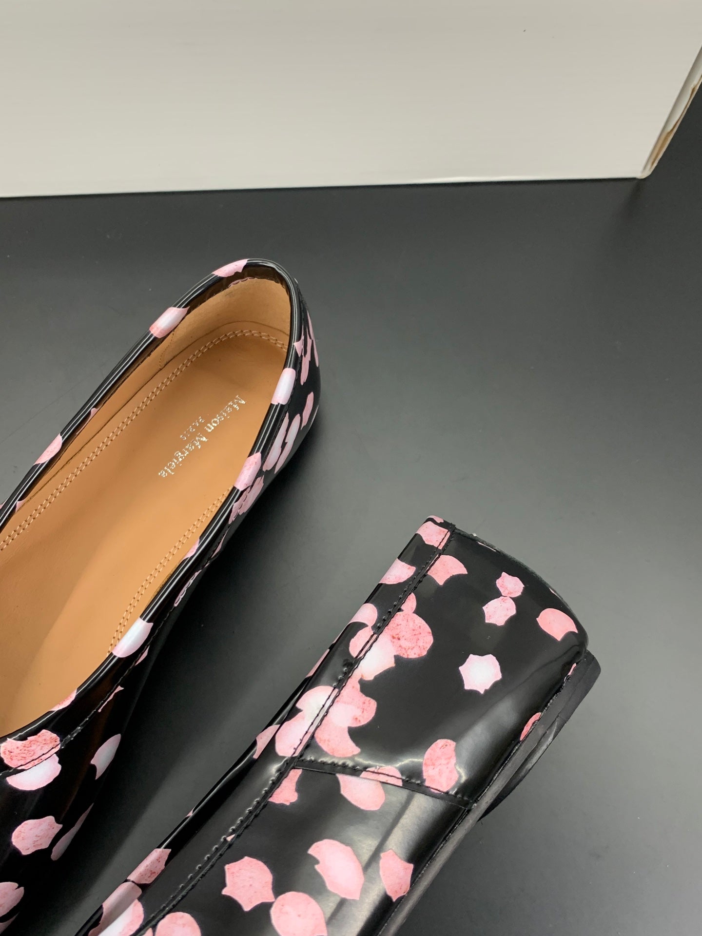 MM6 Tabi Ballet Flats Black Pink Cowhide 895246