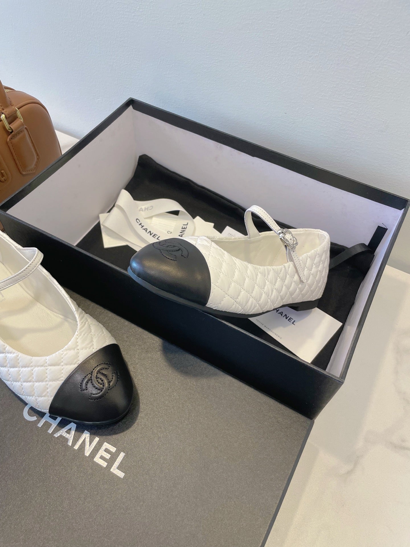 CC 25A Ballet Flat With Strap Quited White Black Sheepskin 530540