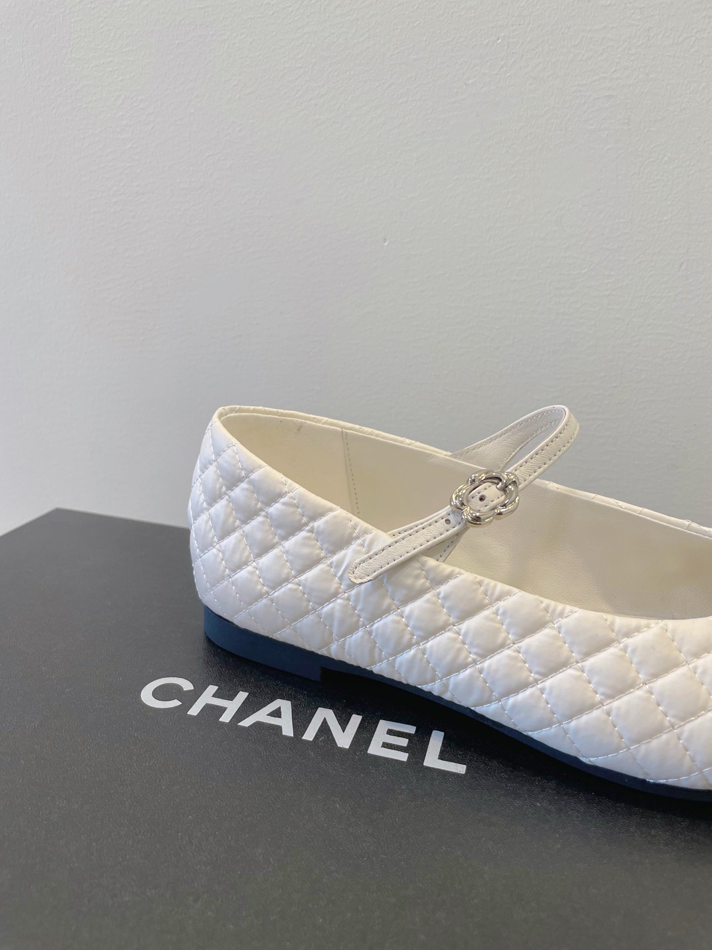 CC 25A Ballet Flat With Strap Quited White Black Sheepskin 530540