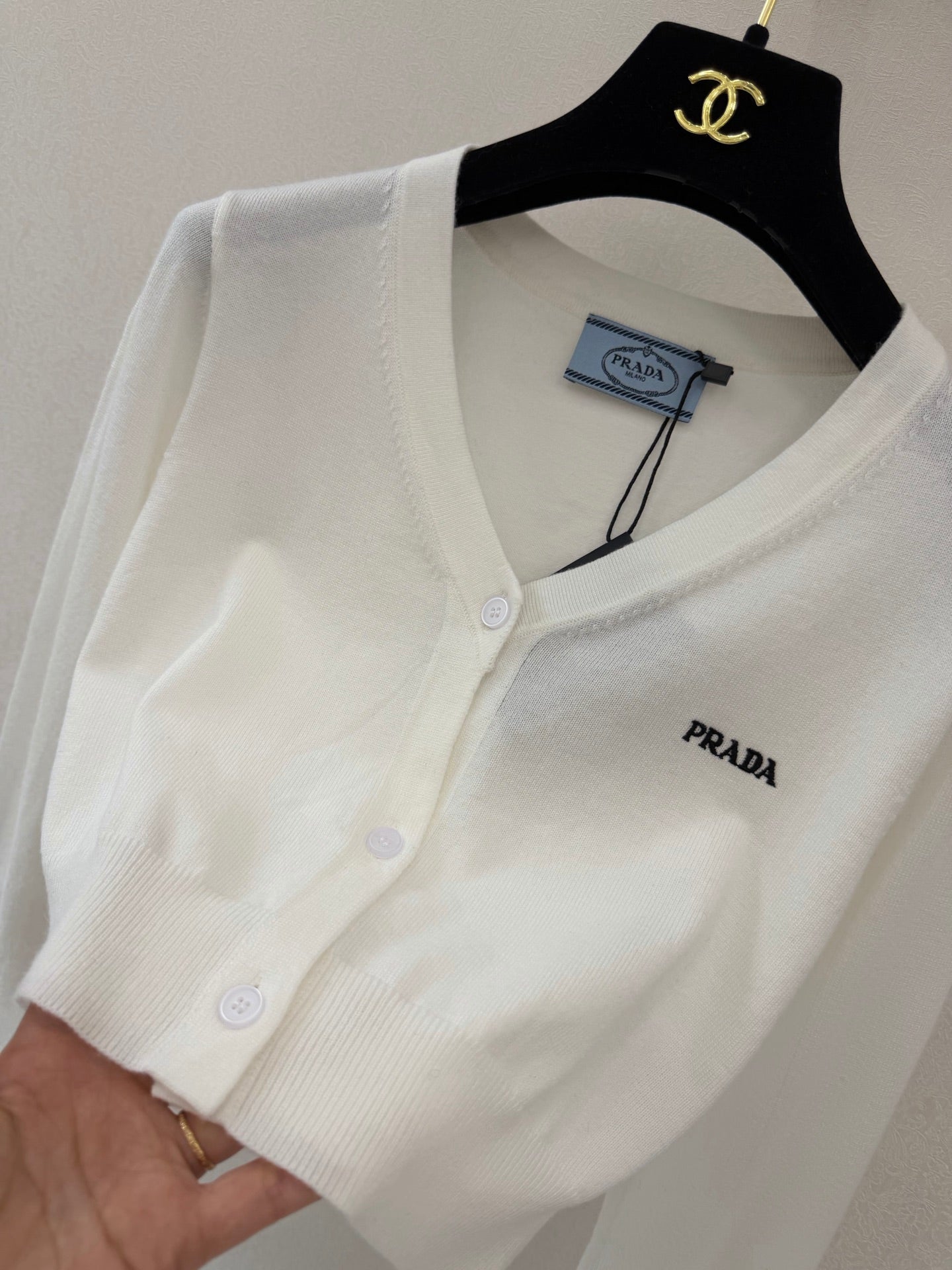 Prada 26s V-neck Long-Sleeved Cardigan White Wool 424781