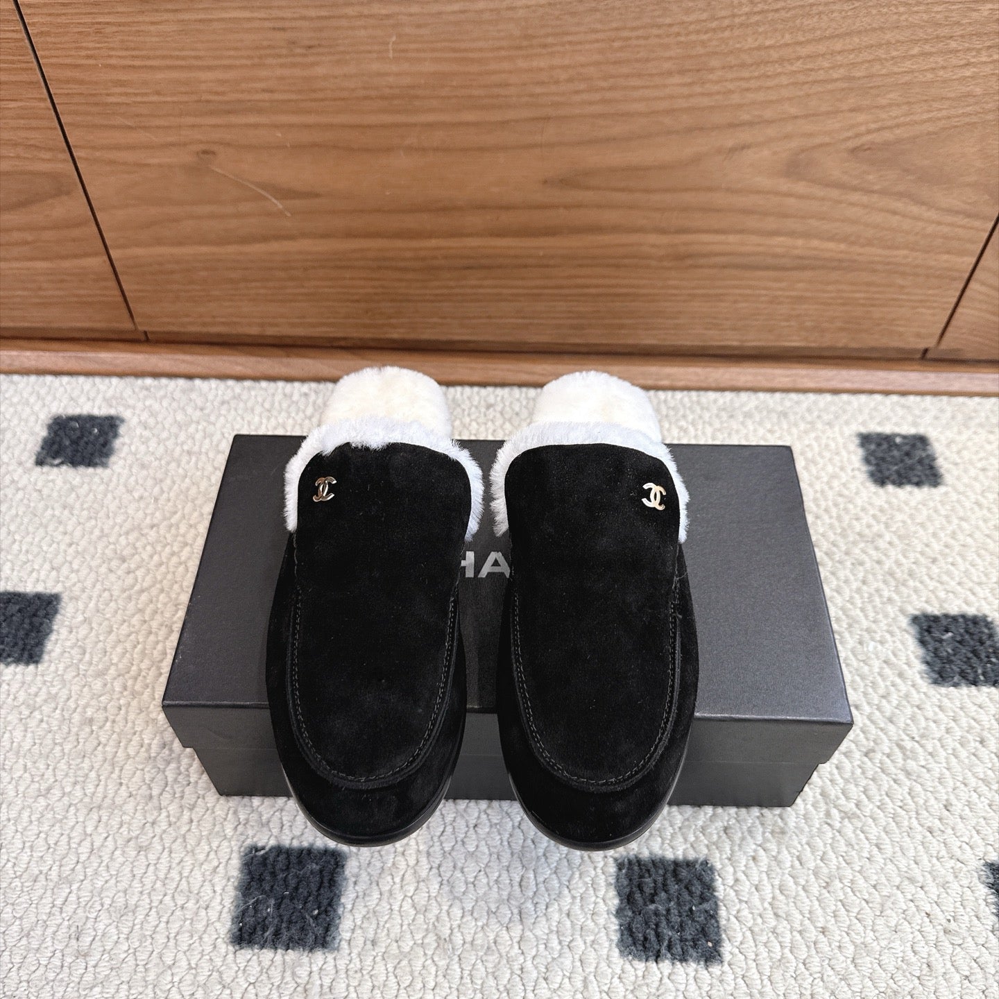 CC 26s Mule Mir Half-Slippers Black White Shearing Suede 983861