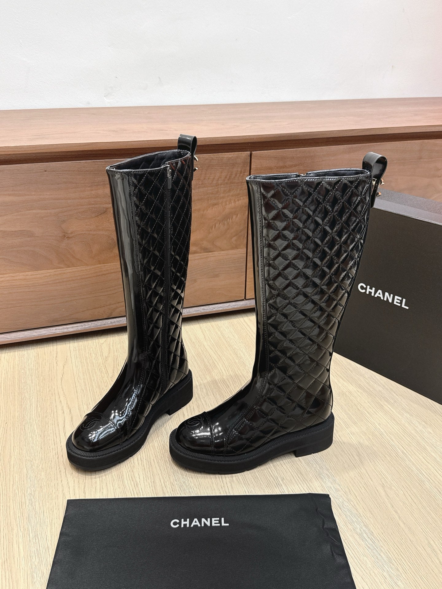 CC 25s Knight Long Boots 50mm Black Quilted Patent Leather 461562