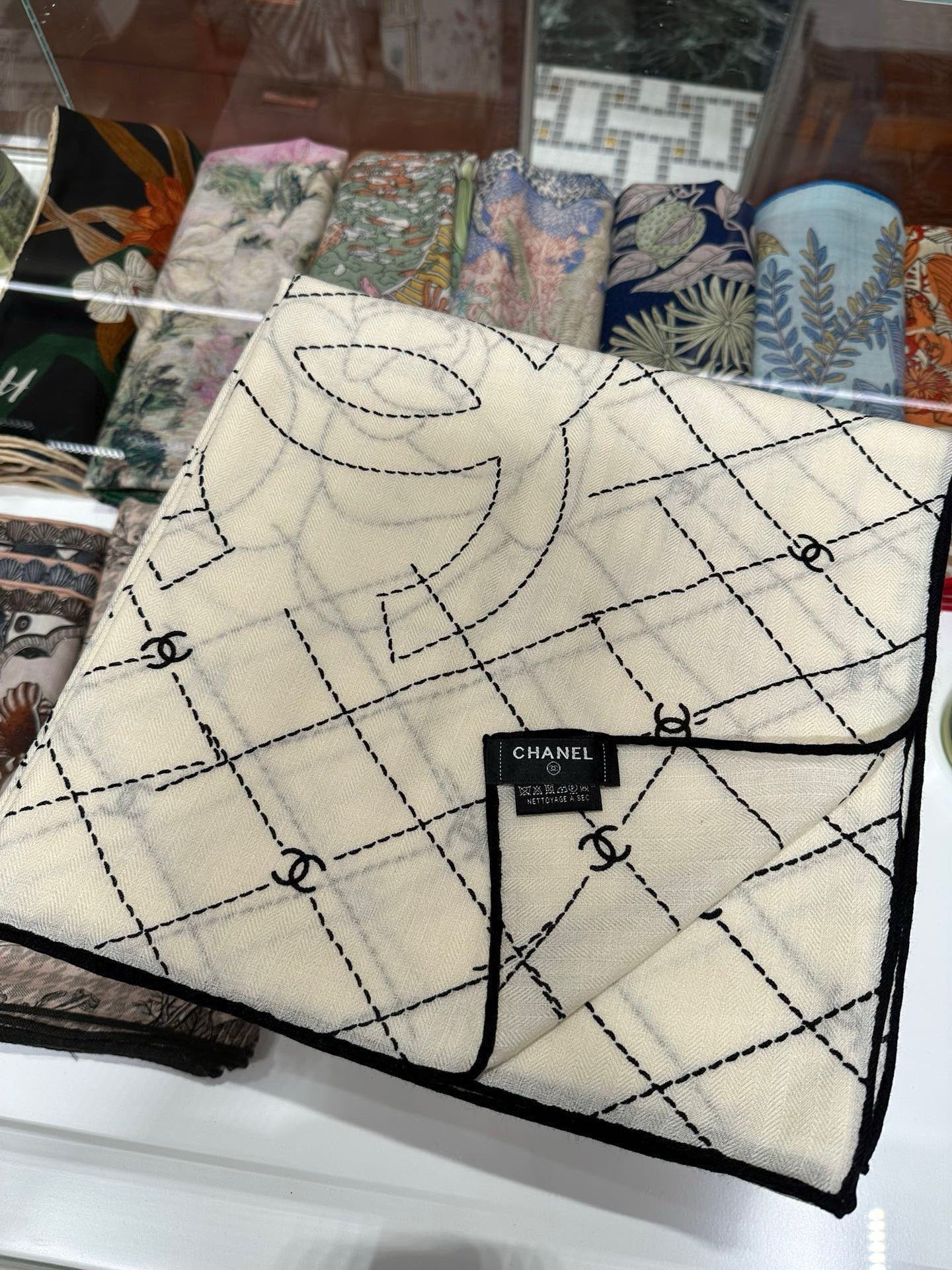 CC 25 Scarf 140cm White Black Cashmere 293212
