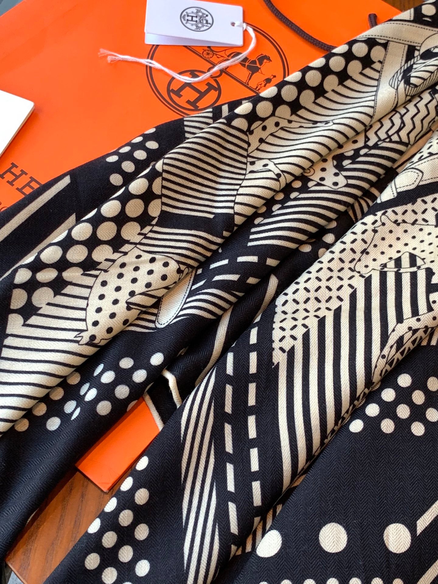Couvertures et Tenues de Jour Bandana Scarf 135x135cm Black Colorful Cashmere Silk168116
