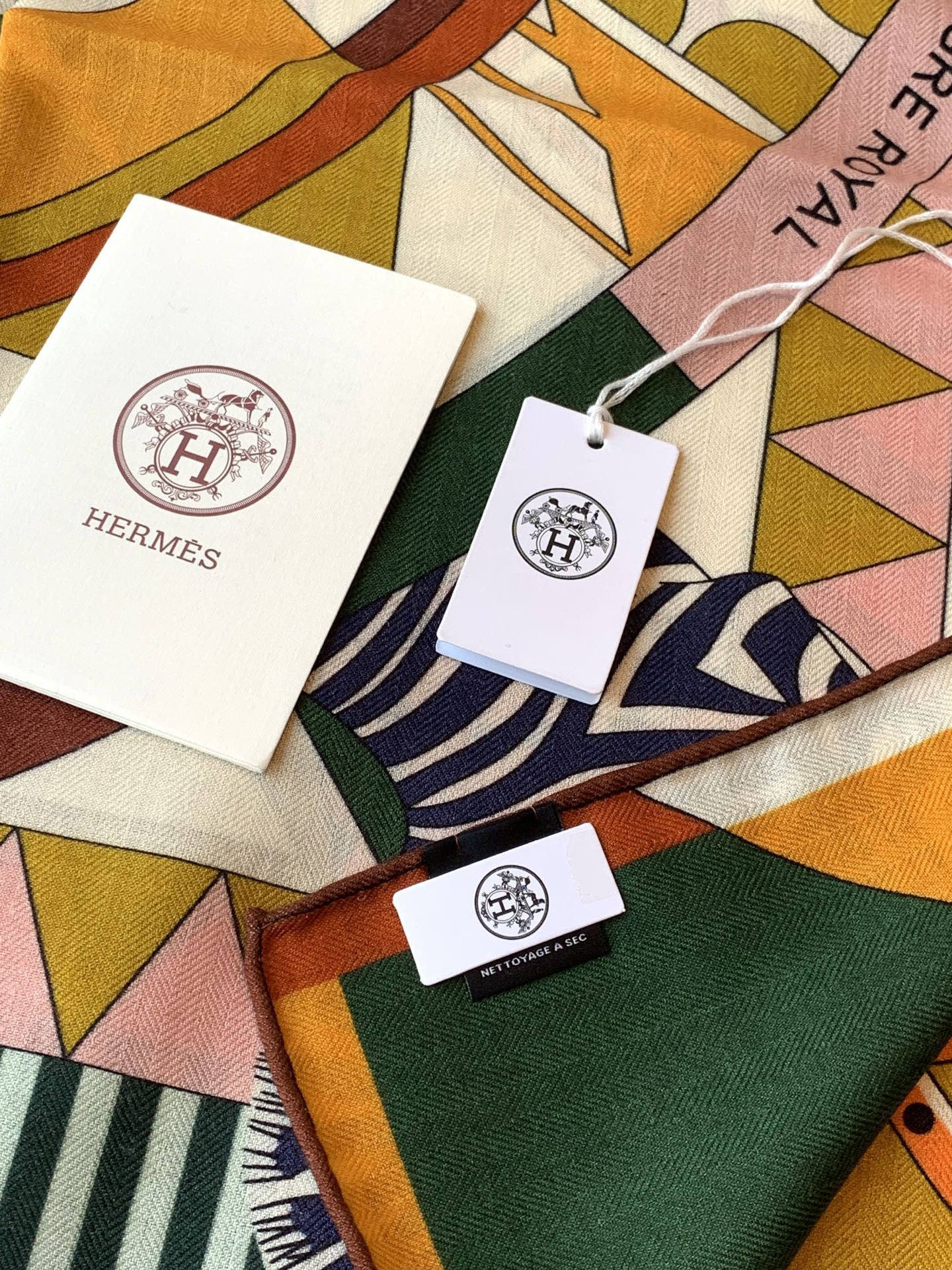 Le Carrousel du Tigre Royal 140cm White Colorful Cashmere Silk 168138