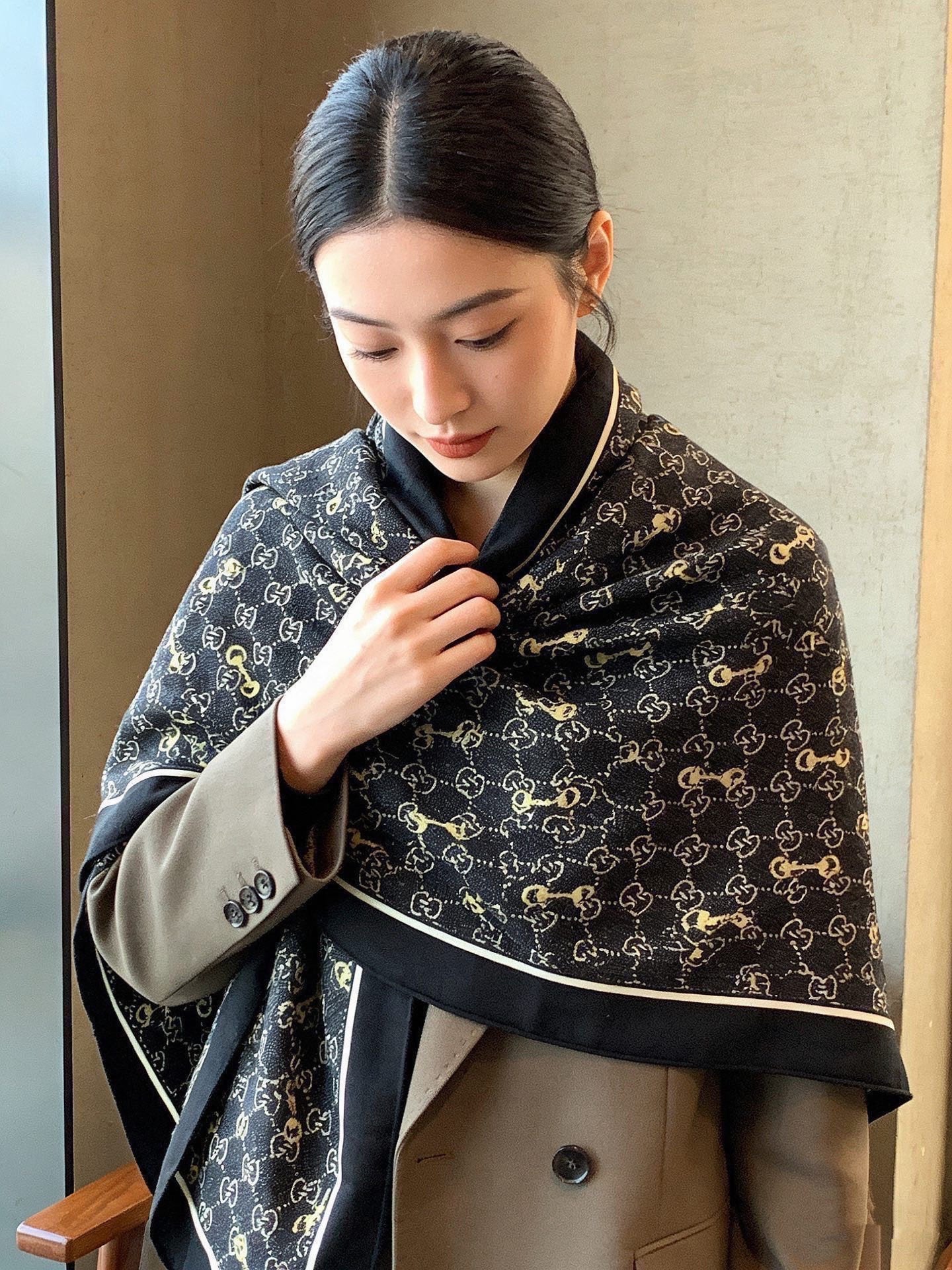 GG Scarf 135x135cm Dark Blue Cashmere Silk 286276