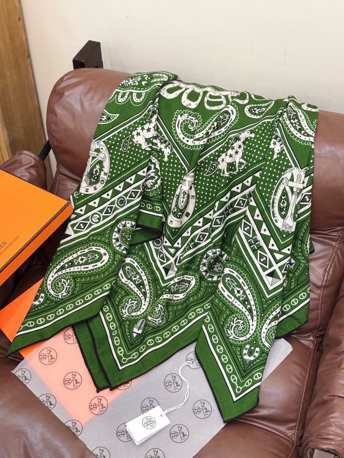HM Cheval de Coeur Bandana Scarf 140*140cm Gren Cashmere Silk 286289