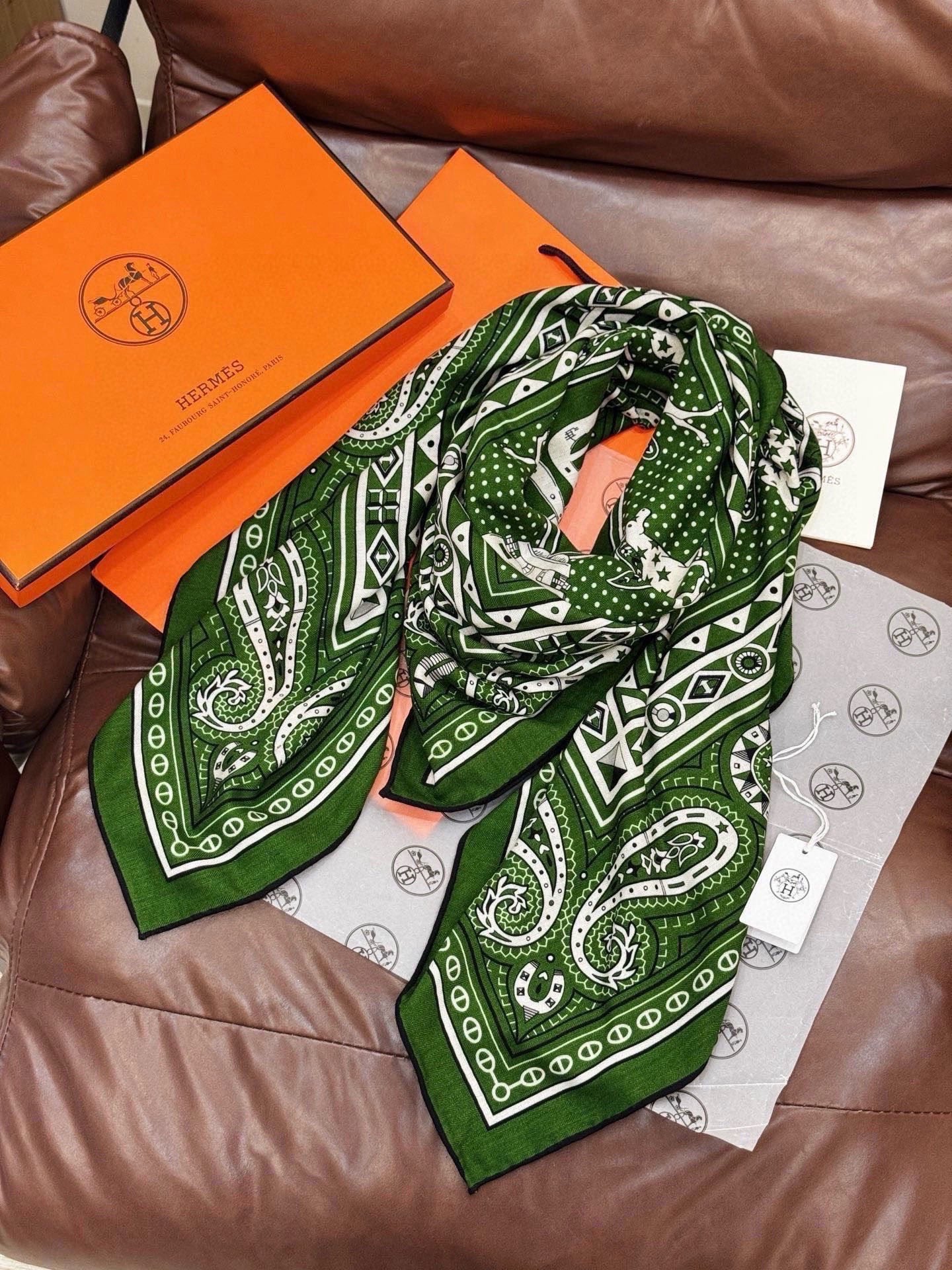 HM Cheval de Coeur Bandana Scarf 140*140cm Gren Cashmere Silk 286289