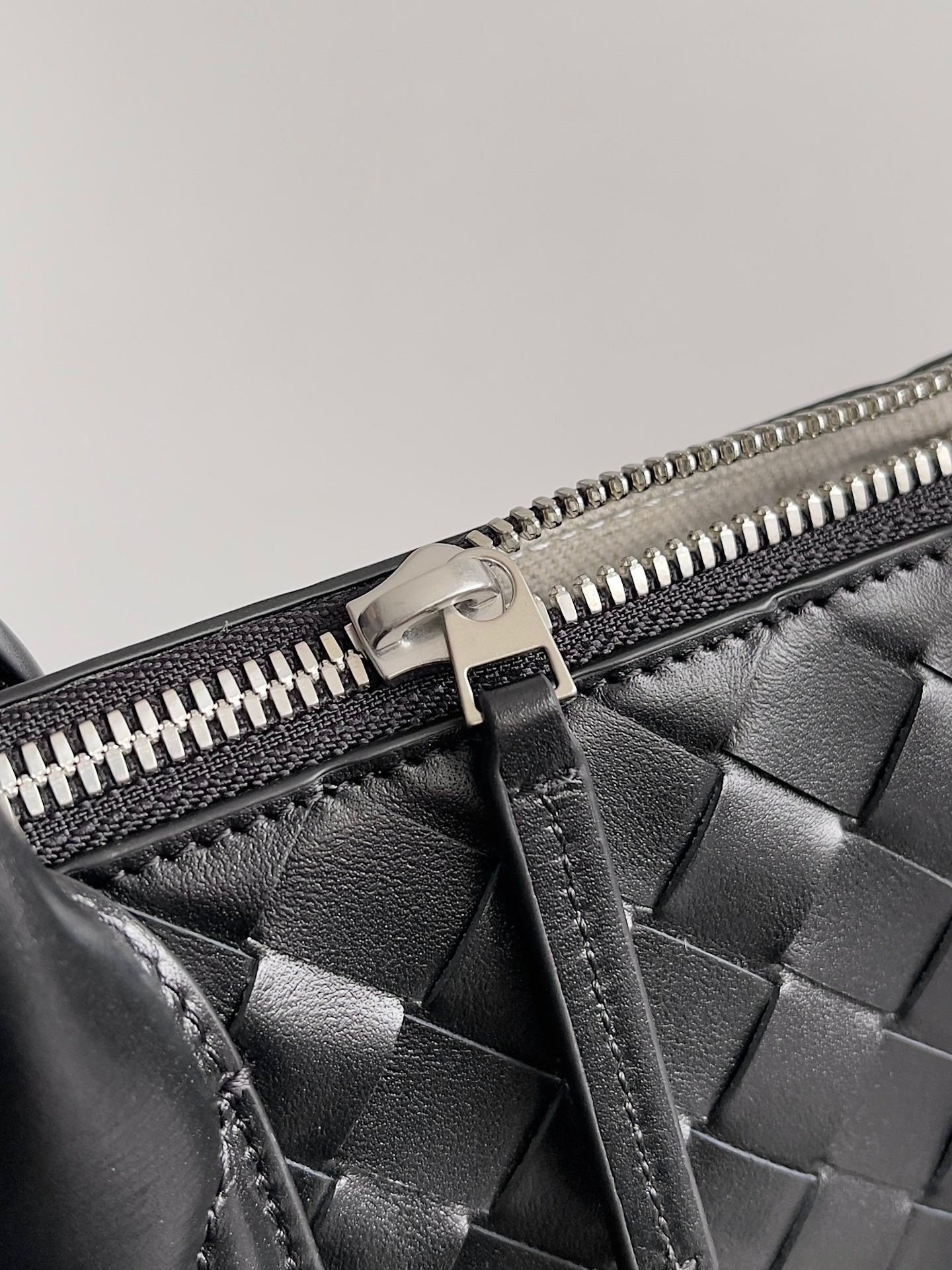BV 25 Zipped North-South Tote 33.5cm Black Intrecciato Leather