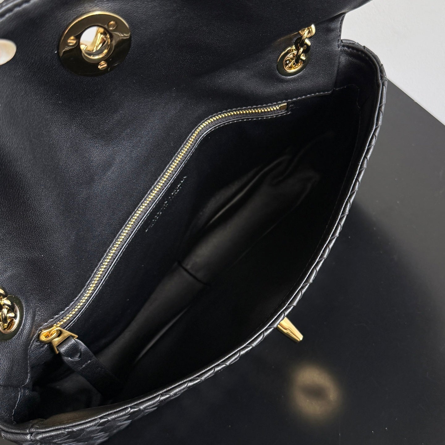 BV 26s Madison Bag 27cm Black Intrecciato Leather