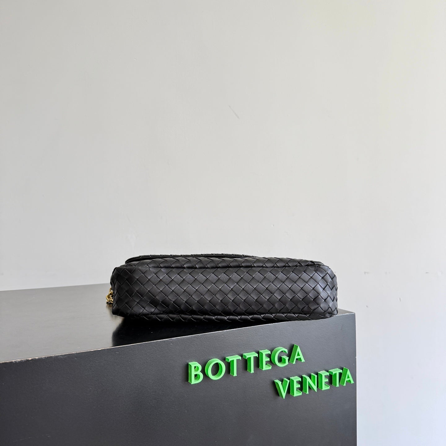 BV 26s Madison Bag 27cm Black Intrecciato Leather