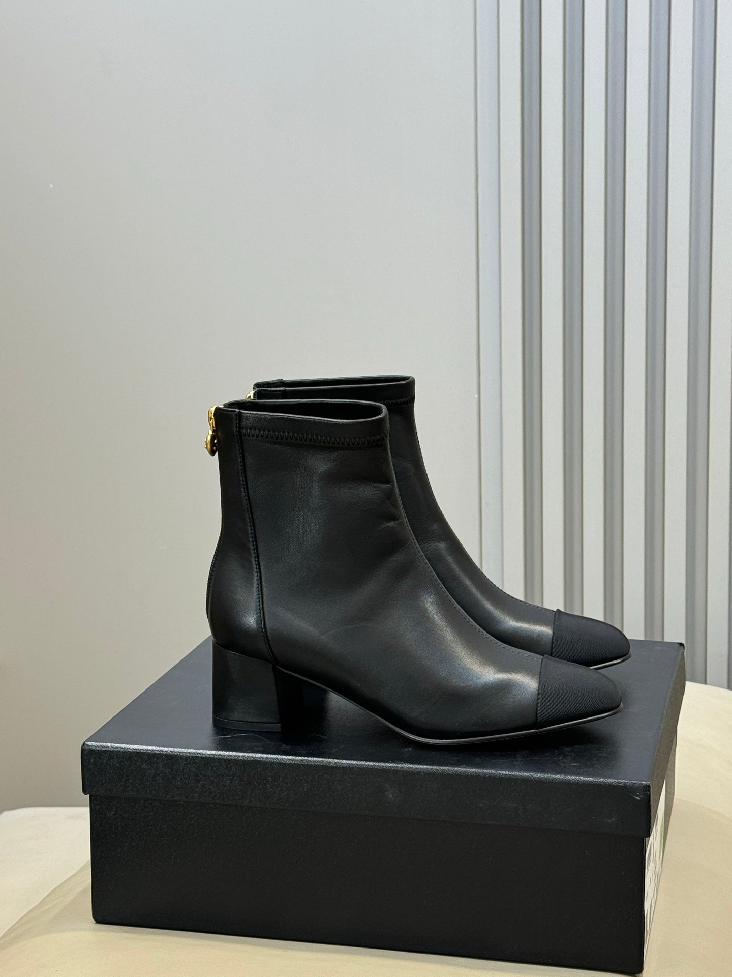 CC 26FW Ankle Boot Black Sheepskin Fabric 621274