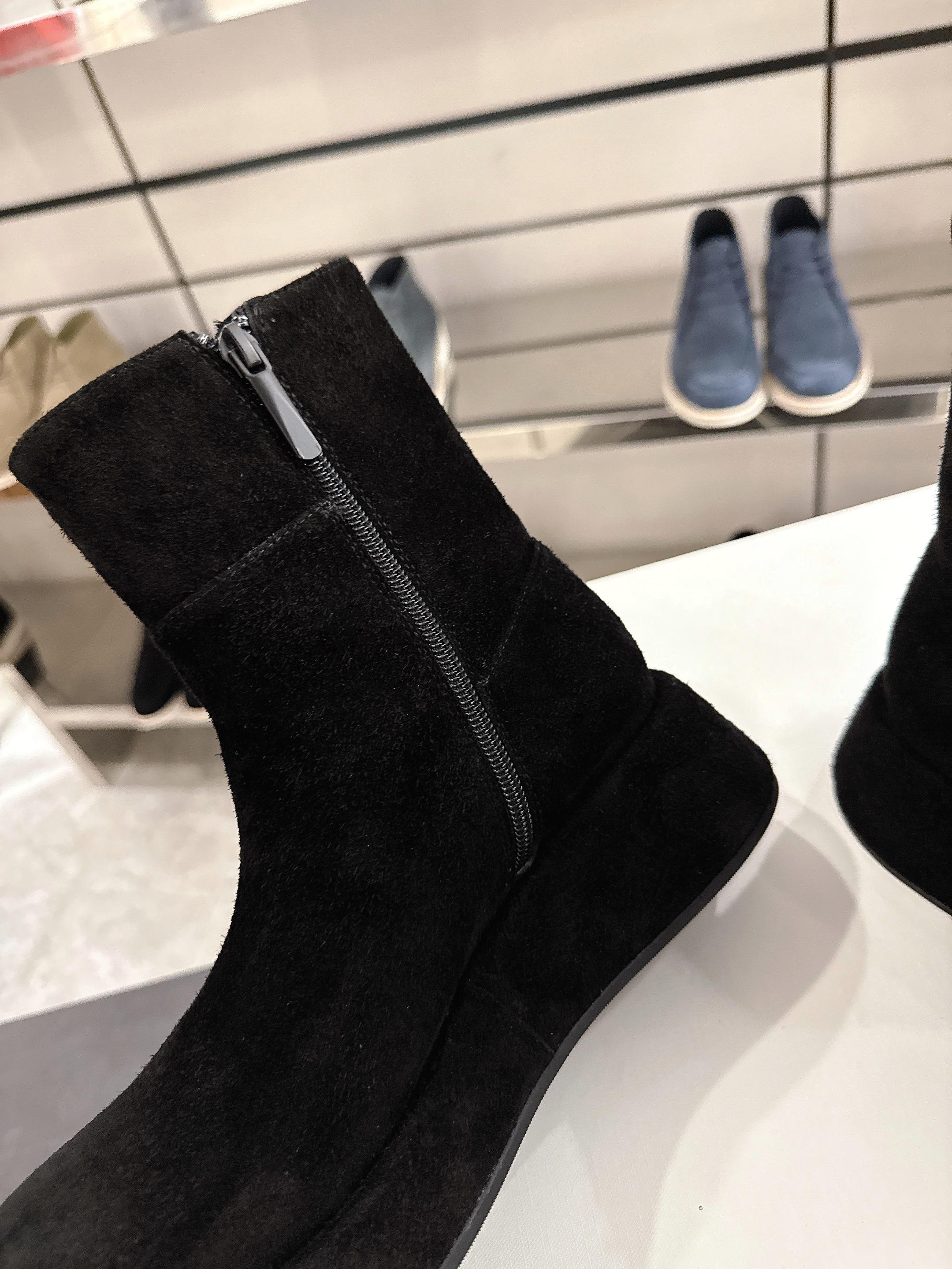 The Row SS2025. Boots Black Suede 543371