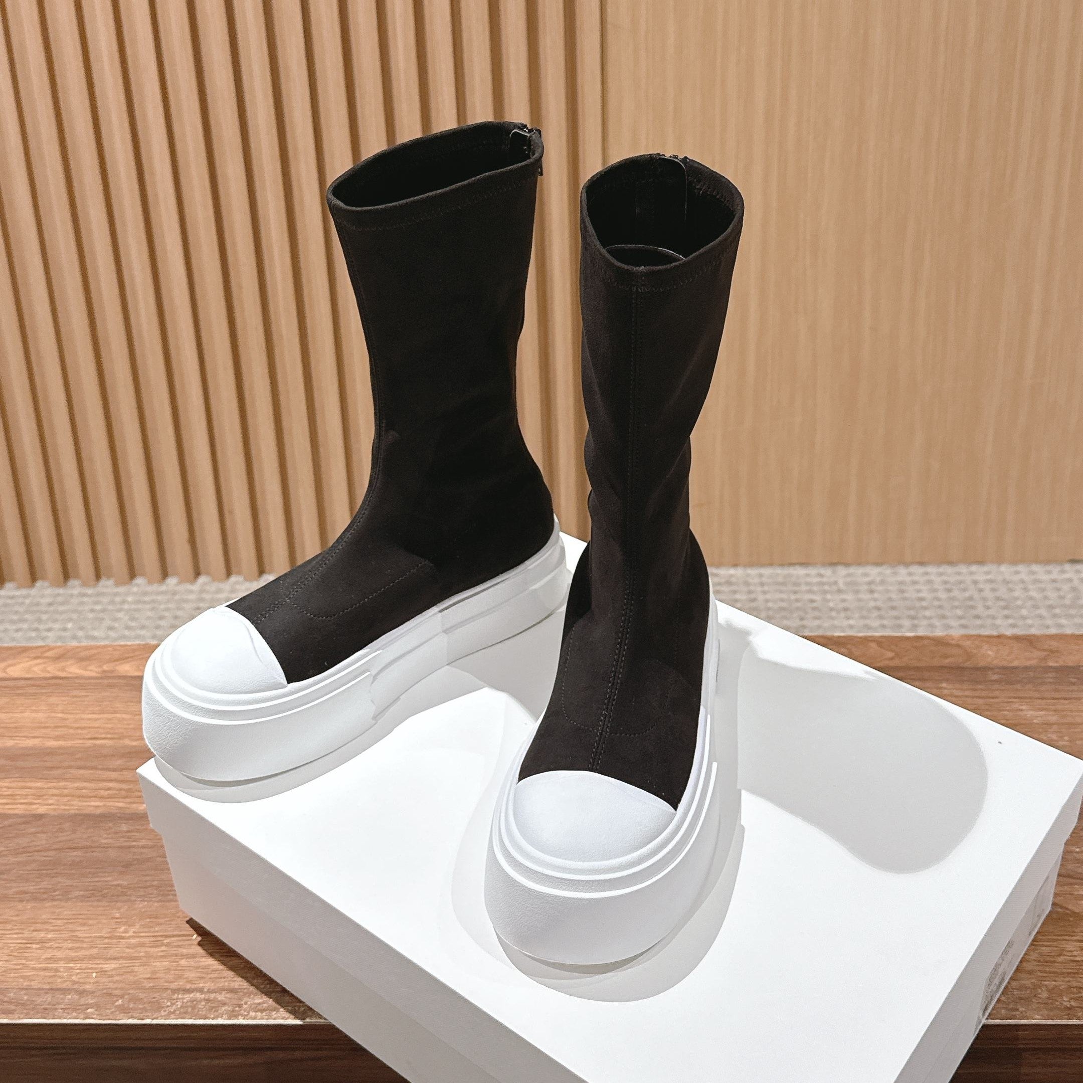 The Row Thick-soled Classic Round Toe Stretch Boots Black White Suede 444176