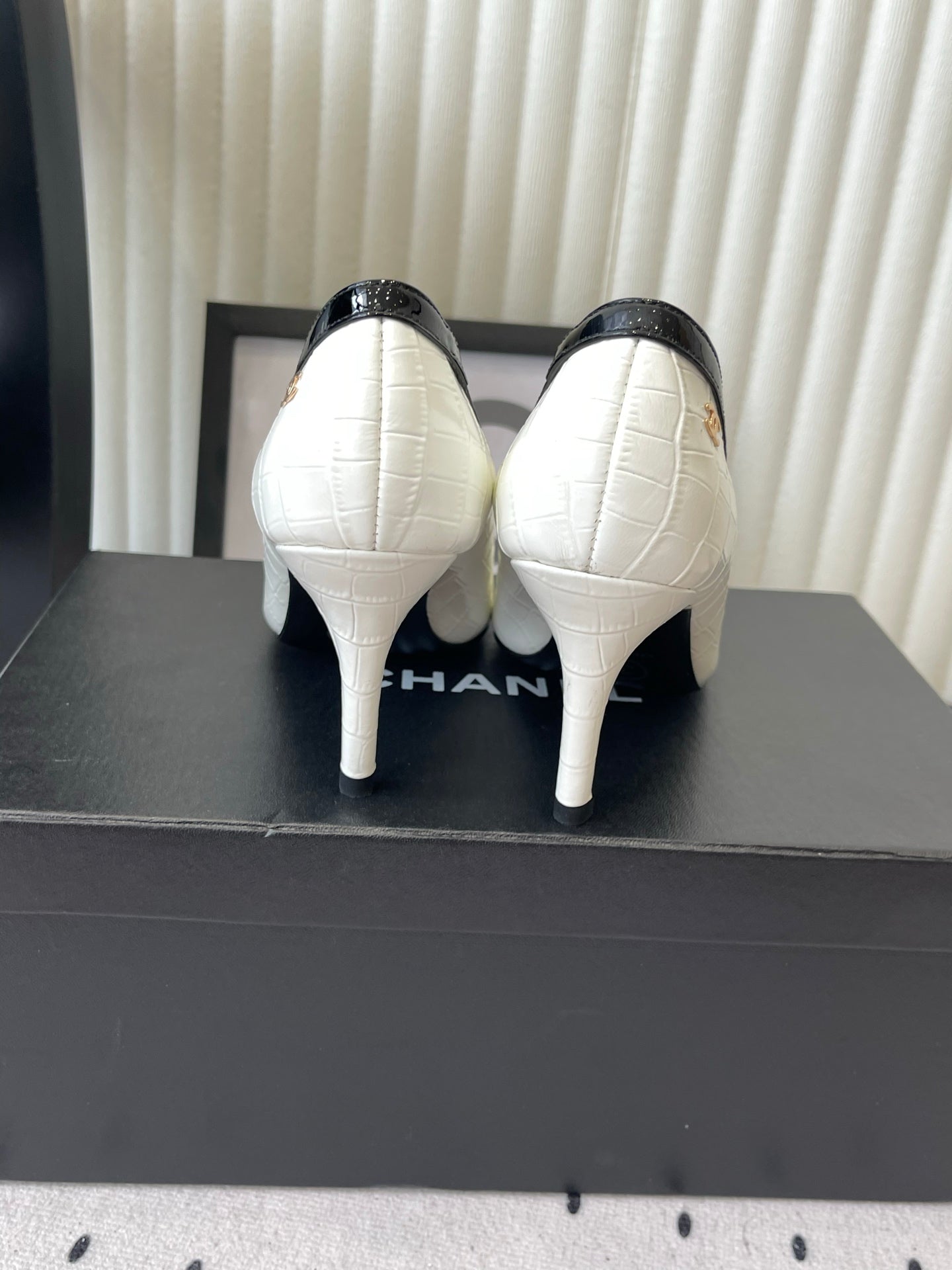 CC 26s Matthieu Blazy Pump 9.5cm White Embossed Leather 807480