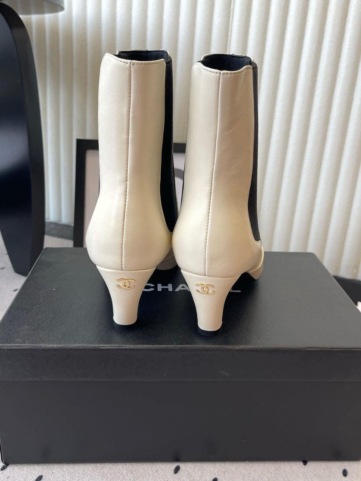 CC 26s Chelsea Ankle Boots 6cm Cream Sheepskin SHW 105781