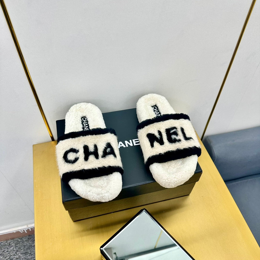 CC 26s Sandals White Black Shearling 139997