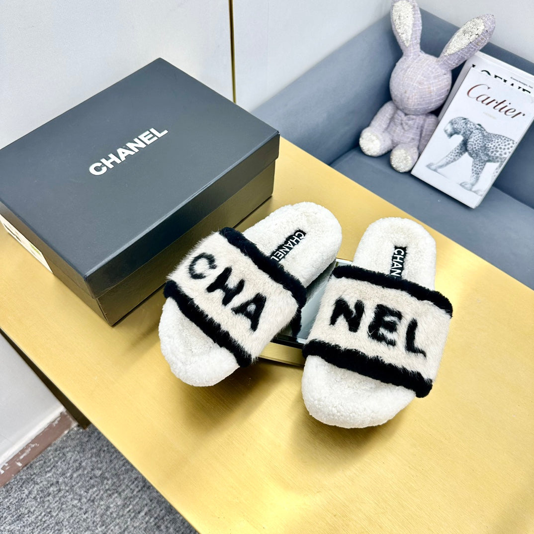 CC 26s Sandals White Black Shearling 139997