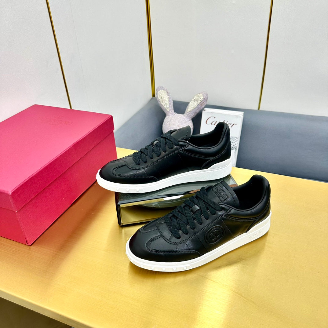 VT 26s Upvillage Sneakers Black White Leather 927021