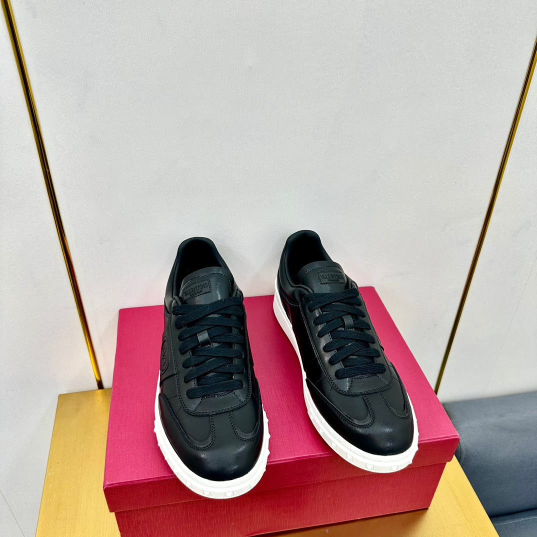 VT 26s Upvillage Sneakers Black White Leather 927021
