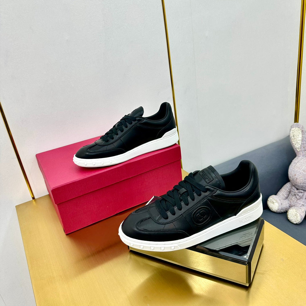 VT 26s Upvillage Sneakers Black White Leather 927021