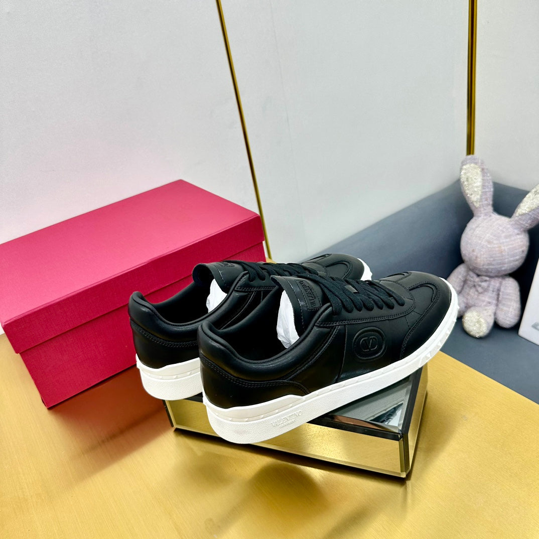 VT 26s Upvillage Sneakers Black White Leather 927021
