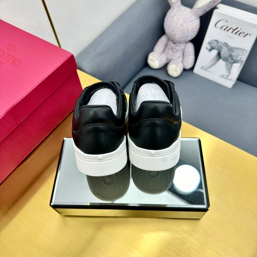 VT 26s Upvillage Sneakers Black White Leather 927021