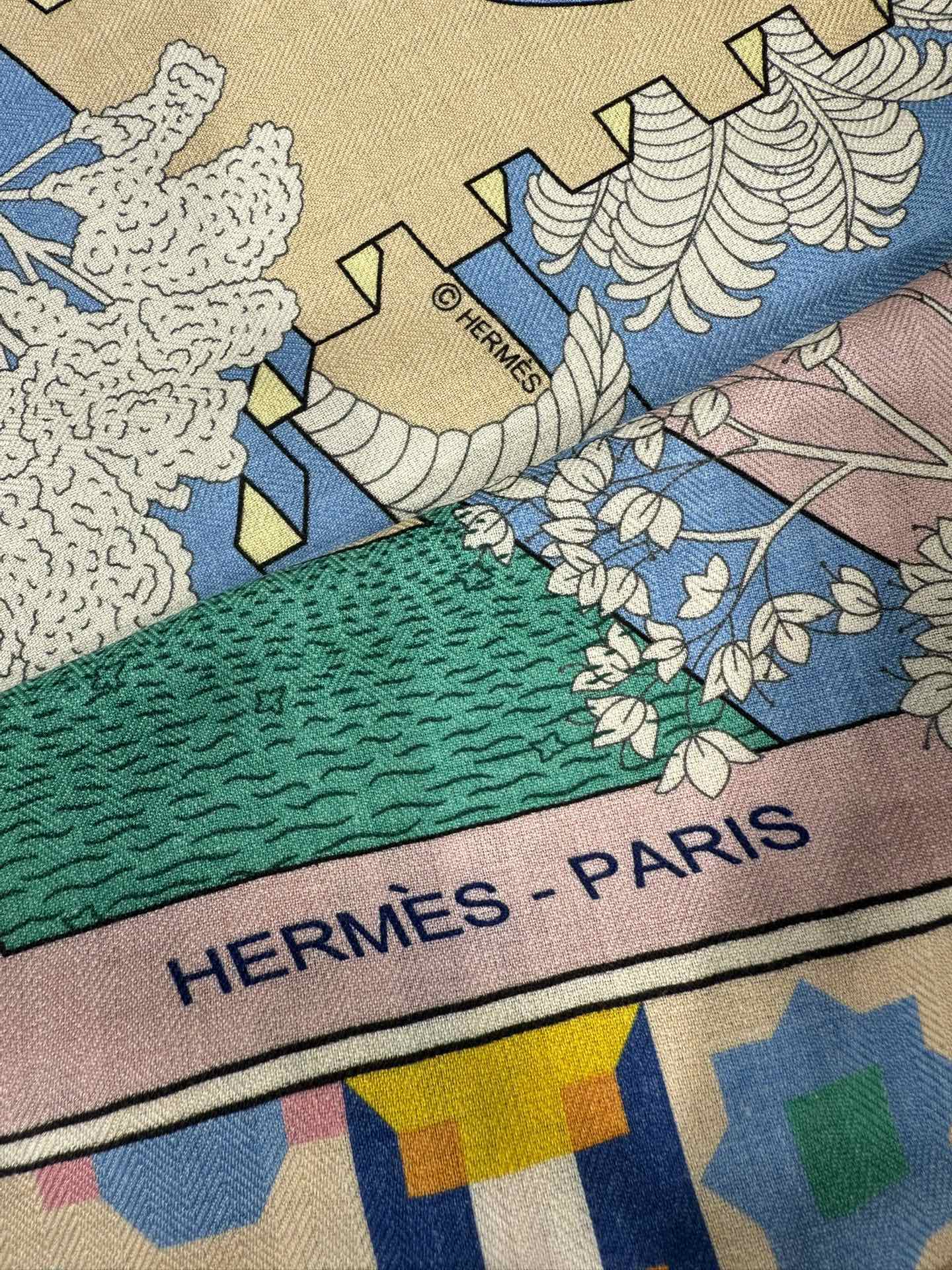 HM Le Palais Des Quatre Vents Shawl 140 Pink Colorful Silk Cashmere