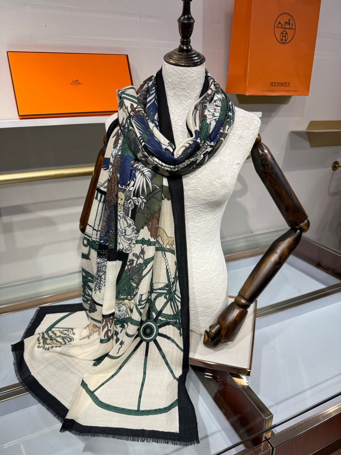 HM 26s La Nature en Voyage Scarf 100x200cm Cashmere 215665