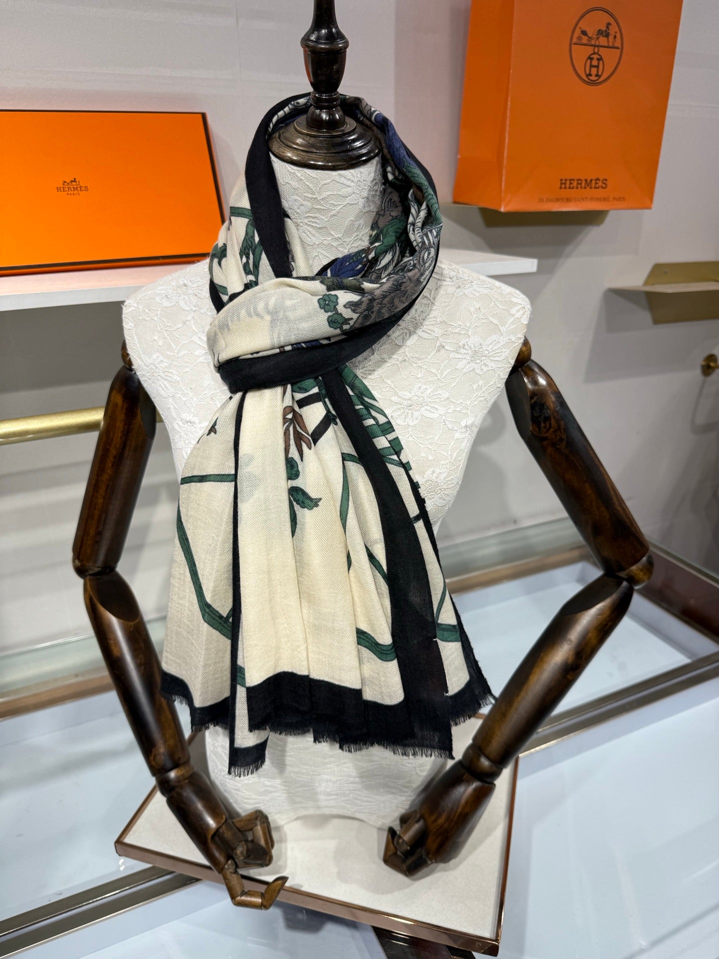 HM 26s La Nature en Voyage Scarf 100x200cm Cashmere 215665