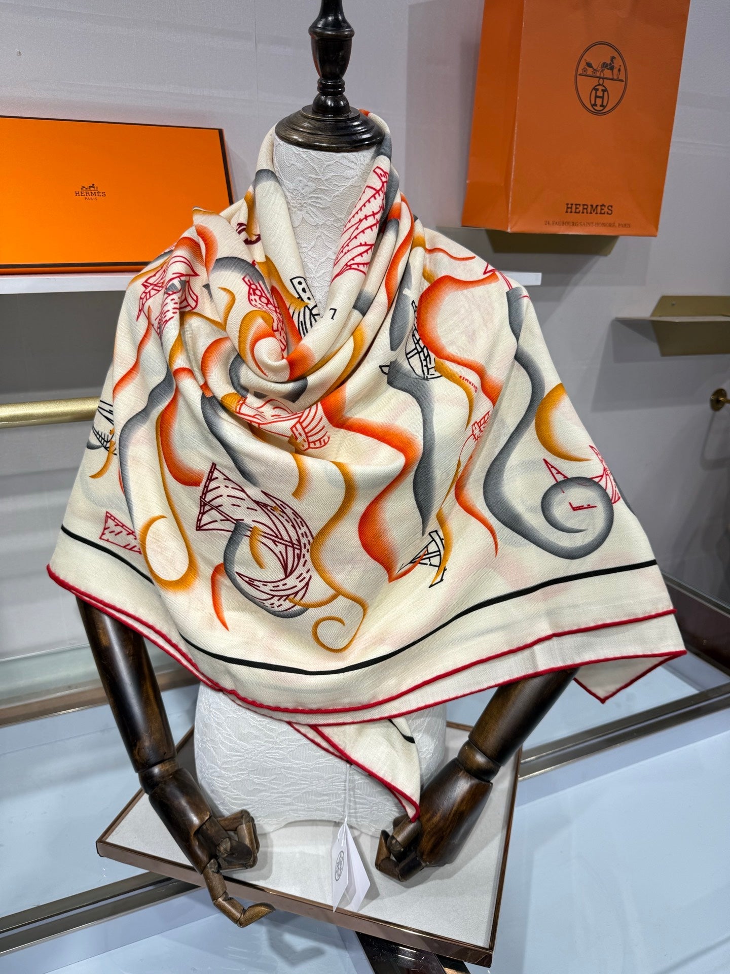 HM 26s L'Appel du Large Shawl 140 x140 Cashmere Mulberry Silk 215668