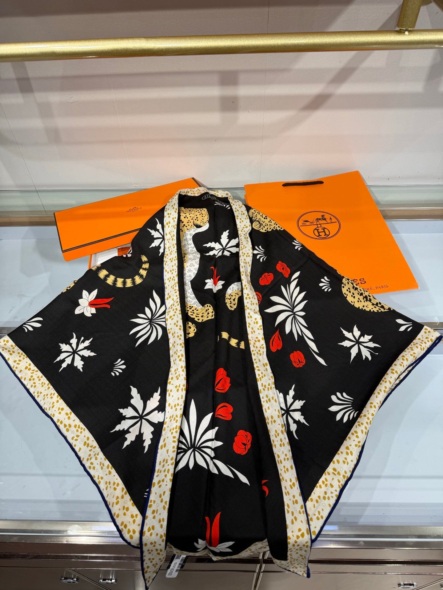 HM 26s Scarf 140 In Cashmere And Silk 216587