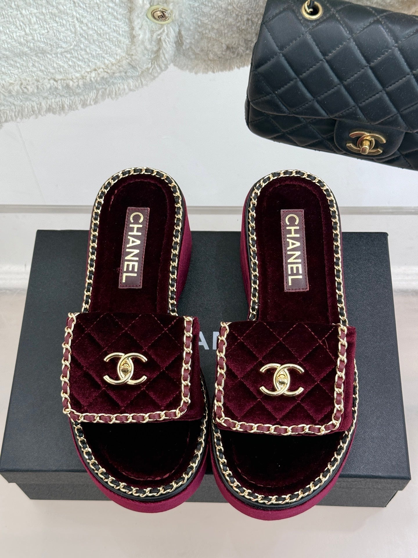 THICK-SOLED CHAIN HEART SLIPPER IN PLUM PURPLE VELVET