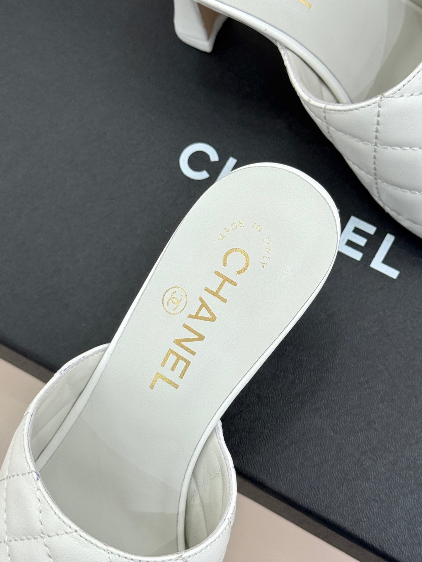 CC 26s High-Heeled Sandals White Diamond-Patterned Leather 920300