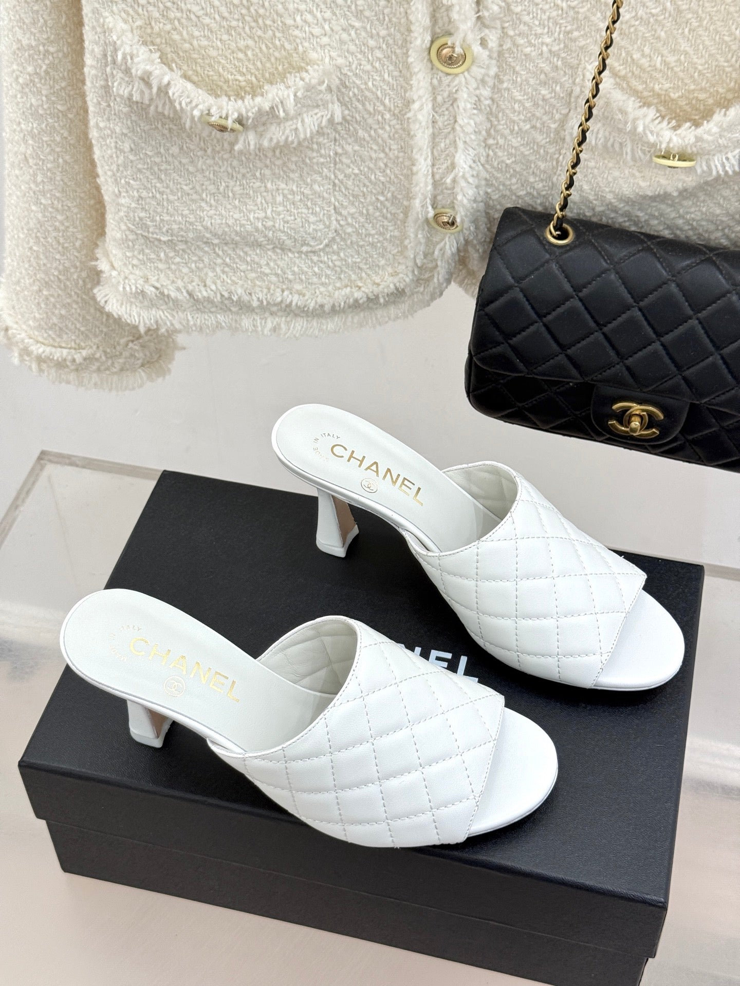 CC 26s High-Heeled Sandals White Diamond-Patterned Leather 920300