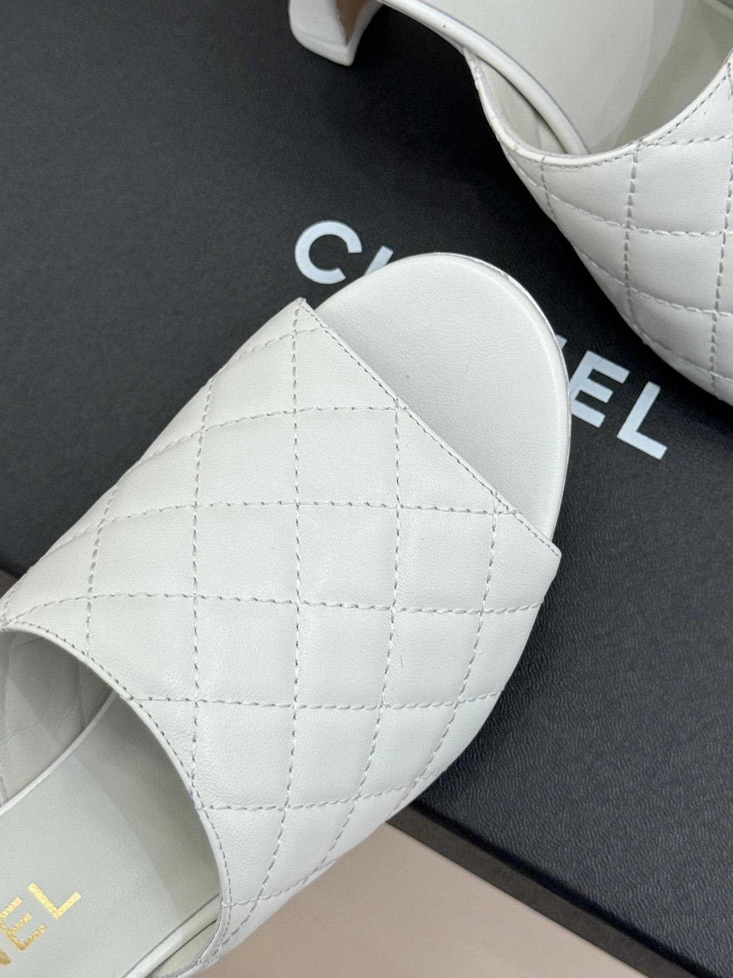 CC 26s High-Heeled Sandals White Diamond-Patterned Leather 920300