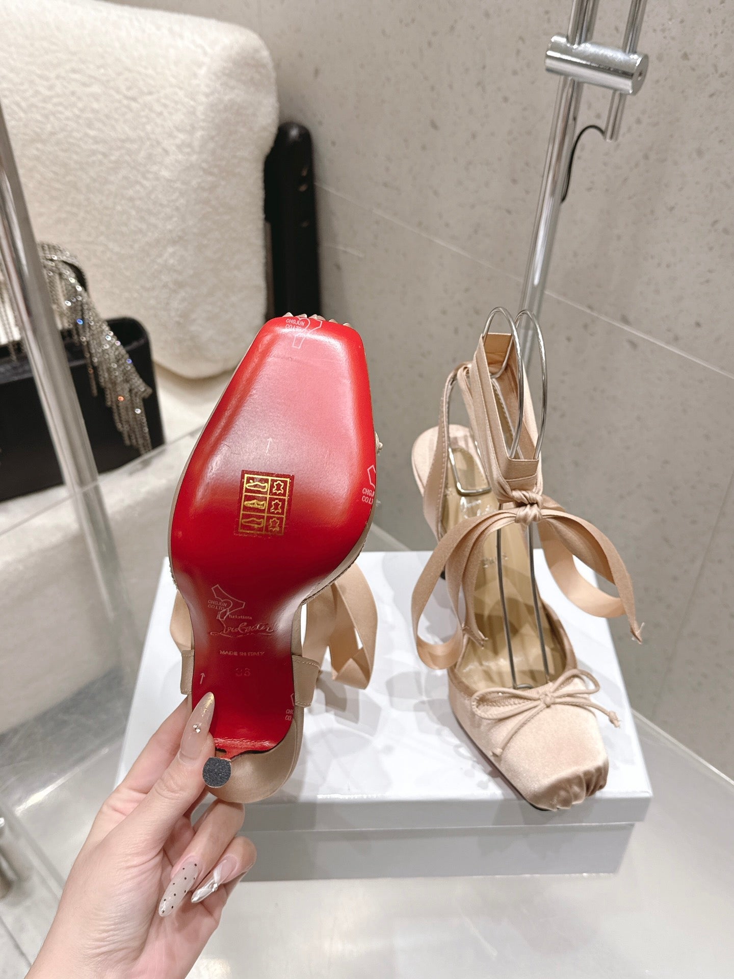 CL Cassia Lace Up Pumps 10.5 Beige Satin 610819