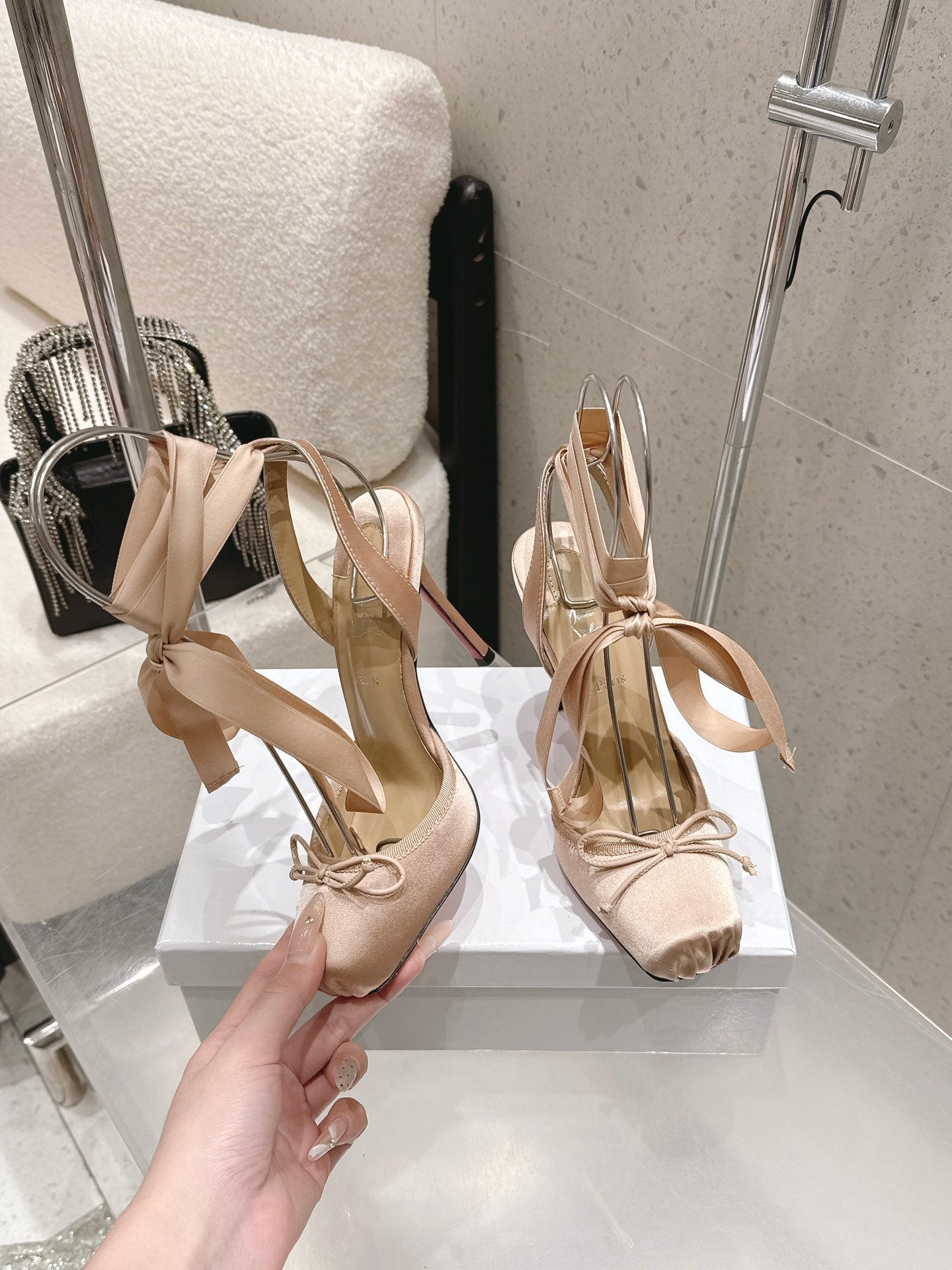 CL Cassia Lace Up Pumps 10.5 Beige Satin 610819