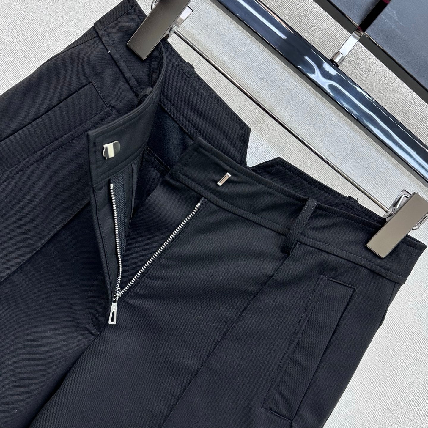 HM 26s Cropped Short Black Cotton 378810