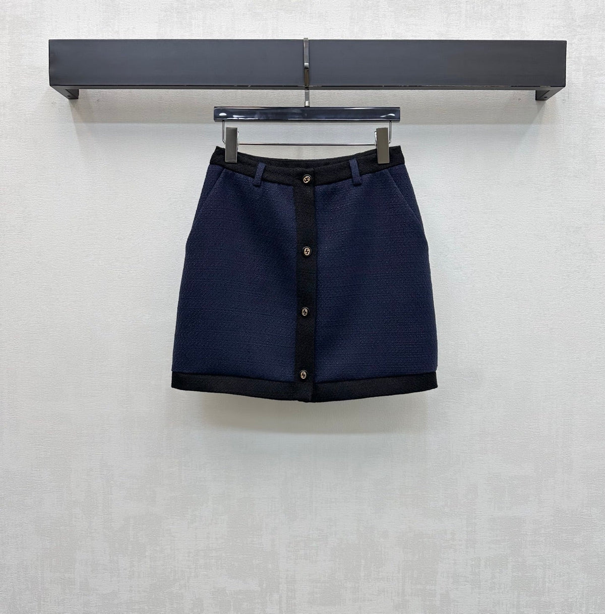 GC 26s Tweed Mini Skirt Contrast Trim Gold Buttons Navy Blue Polyester Rayon 427680